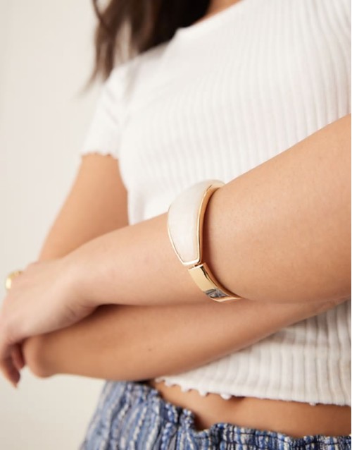 bangle bracelet with faux pearl insert in gold tone